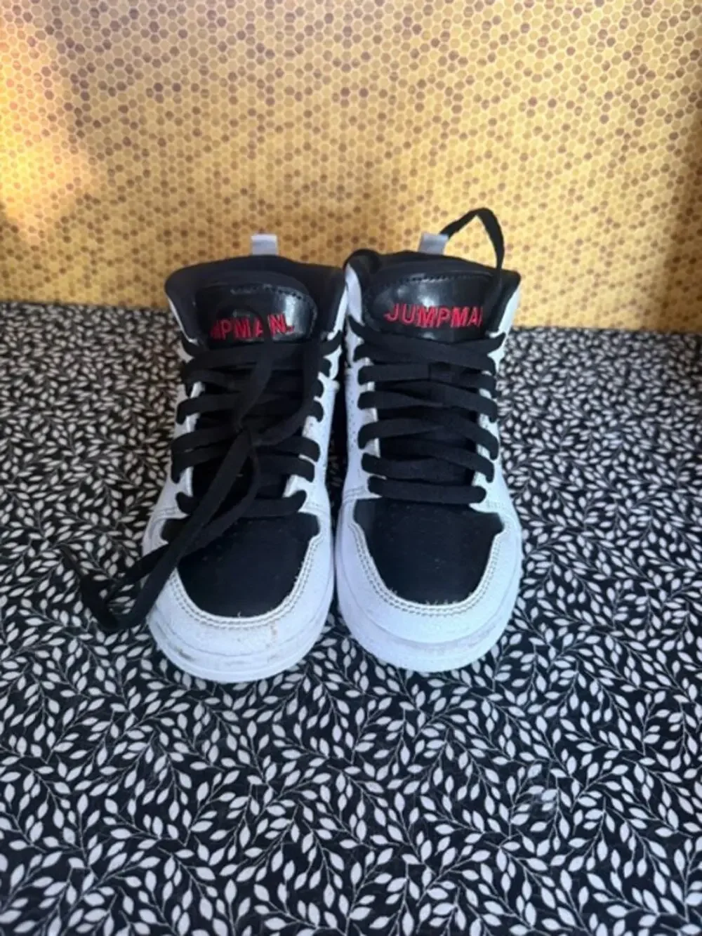 NIKE AIR JORDAN KIDS SIZE ( 11C )